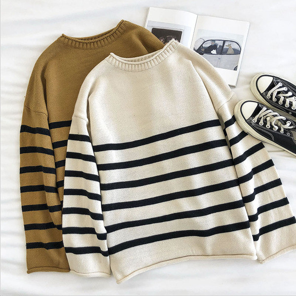 Ριγέ γυναικείο πουλόβερ με οβάλ λαιμόκοψη και μακριά μανίκια