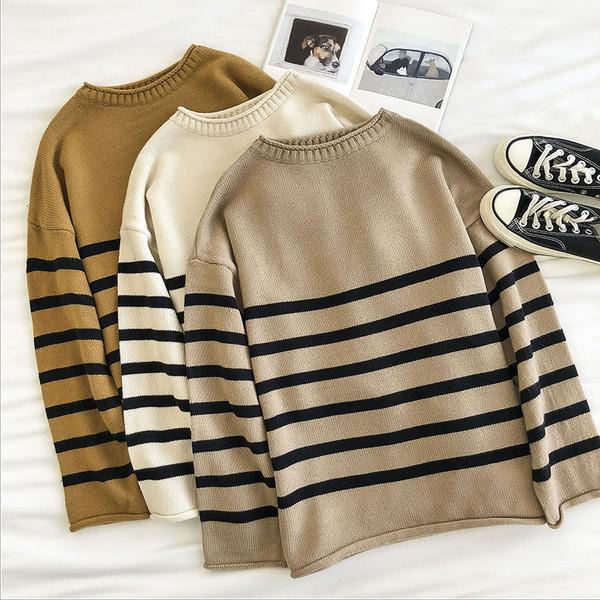 Ριγέ γυναικείο πουλόβερ με οβάλ λαιμόκοψη και μακριά μανίκια