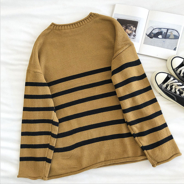 Ριγέ γυναικείο πουλόβερ με οβάλ λαιμόκοψη και μακριά μανίκια