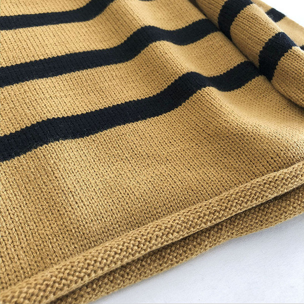 Ριγέ γυναικείο πουλόβερ με οβάλ λαιμόκοψη και μακριά μανίκια