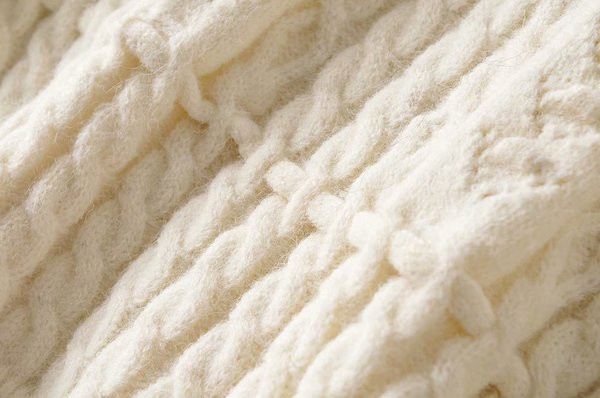 Γυναικείο χειμερινό πουλόβερ με στρογγυλή λαιμόκοψη σε λευκό χρώμα