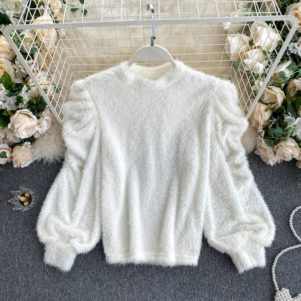 Naiste puhvis varrukate ja madala polokraega sulekampsun