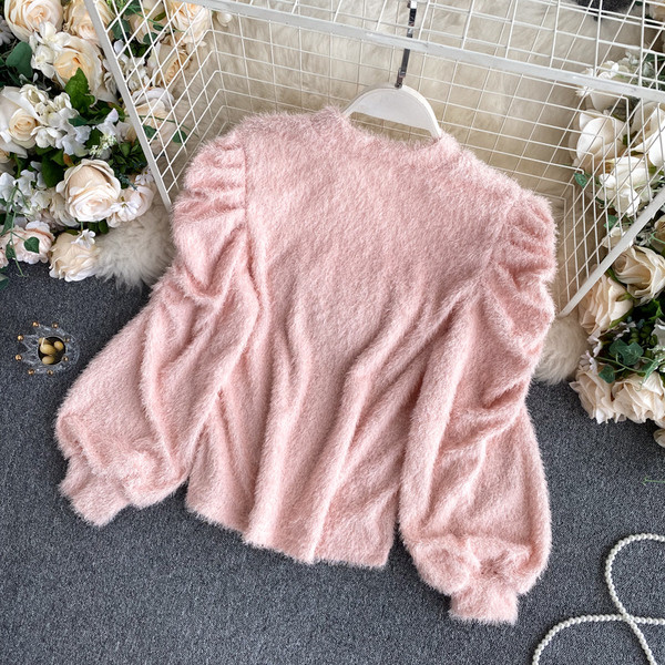 Naiste puhvis varrukate ja madala polokraega sulekampsun