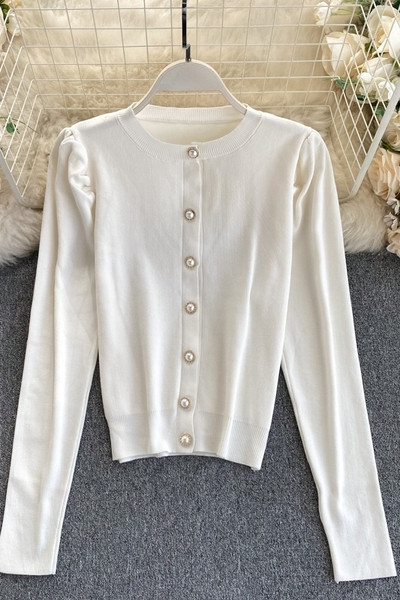 Μοντέρνα γυναικεία ζακέτα σε λευκό χρώμα με πέρλες