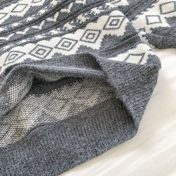 Naiste retrostiilis ovaalse kaelusega kampsun