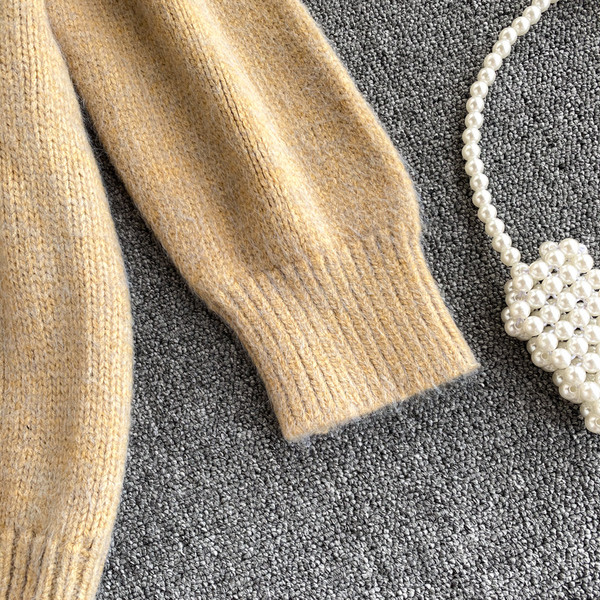 Pikk naiste kampsun ümara kaelusega ja pikkade varrukatega