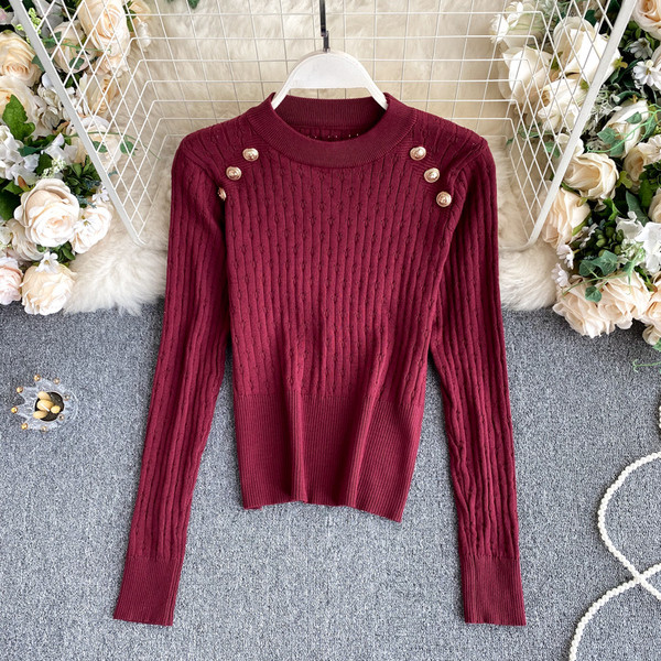 Ženski pulover od tankog pletiva sa zlatnim gumbima