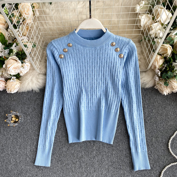 Ženski pulover od tankog pletiva sa zlatnim gumbima