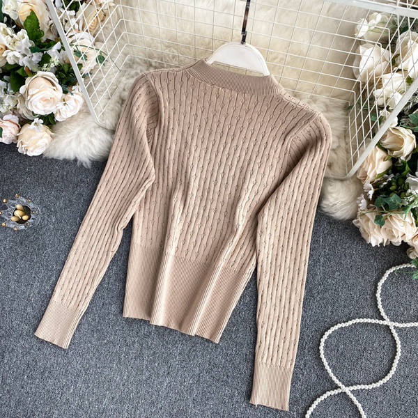 Ženski pulover od tankog pletiva sa zlatnim gumbima