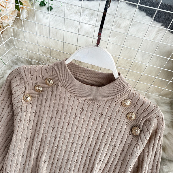 Ženski pulover od tankog pletiva sa zlatnim gumbima