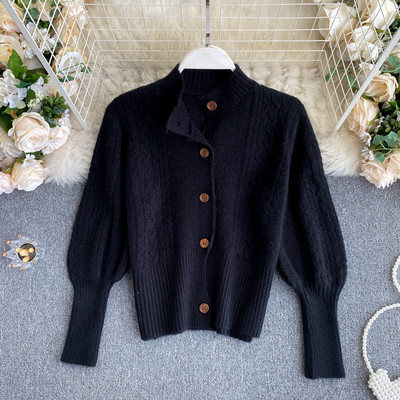 Γυναικεία ζακέτα με χαμηλό γιακά και κουμπιά