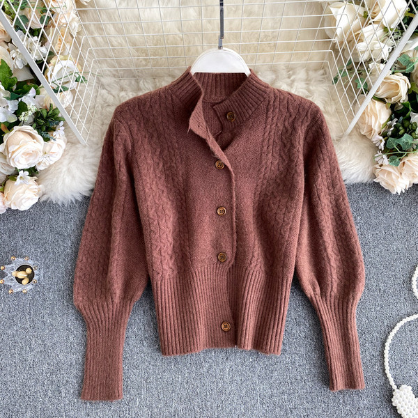 Γυναικεία ζακέτα με χαμηλό γιακά και κουμπιά