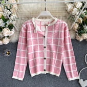 Ümara kaelusega ja kivikestega naistevest