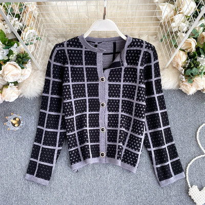 Ümara kaelusega ja kivikestega naistevest