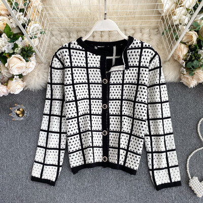 Ümara kaelusega ja kivikestega naistevest