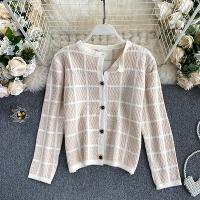 Ümara kaelusega ja kivikestega naistevest