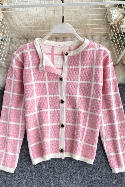 Ümara kaelusega ja kivikestega naistevest