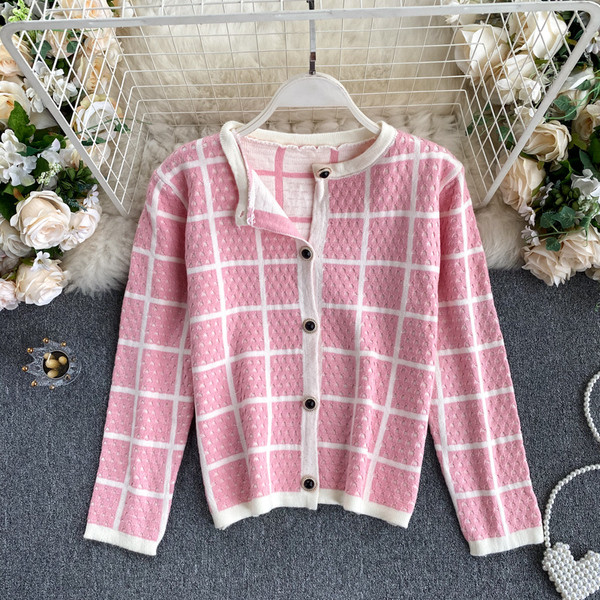 Ümara kaelusega ja kivikestega naistevest