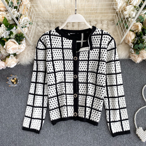 Ümara kaelusega ja kivikestega naistevest