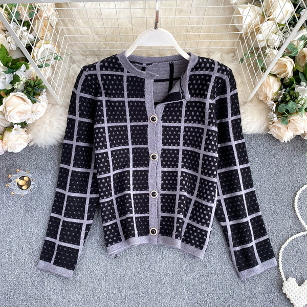 Ümara kaelusega ja kivikestega naistevest