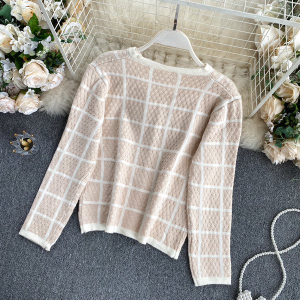 Ümara kaelusega ja kivikestega naistevest