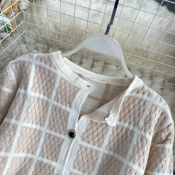 Ümara kaelusega ja kivikestega naistevest