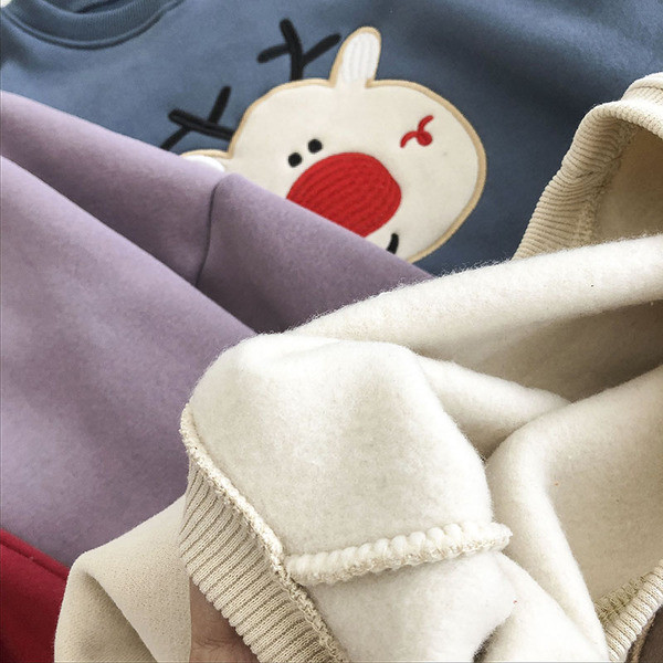 Jõuluaegne naiste kampsun tikandi ja ovaalse kaelusega