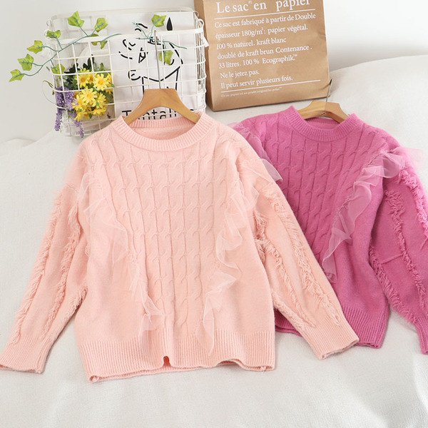 Μοντέρνο γυναικείο πουλόβερ με οβάλ ντεκολτέ και τούλι