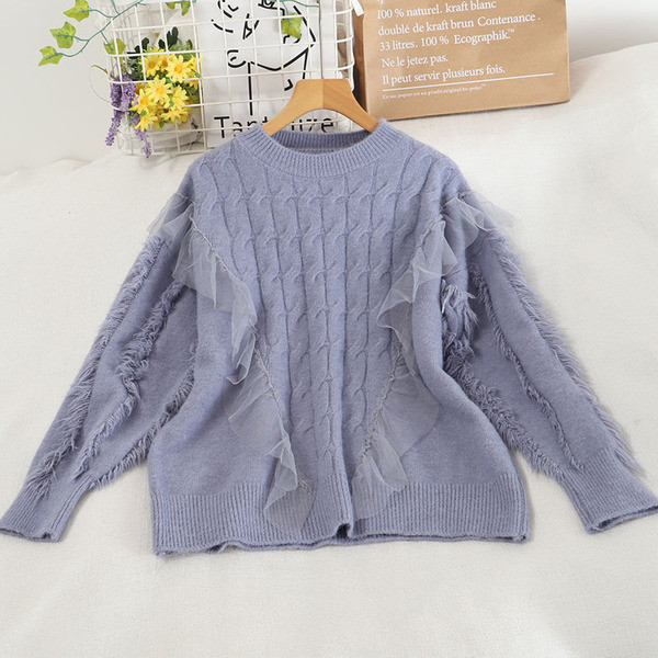 Μοντέρνο γυναικείο πουλόβερ με οβάλ ντεκολτέ και τούλι