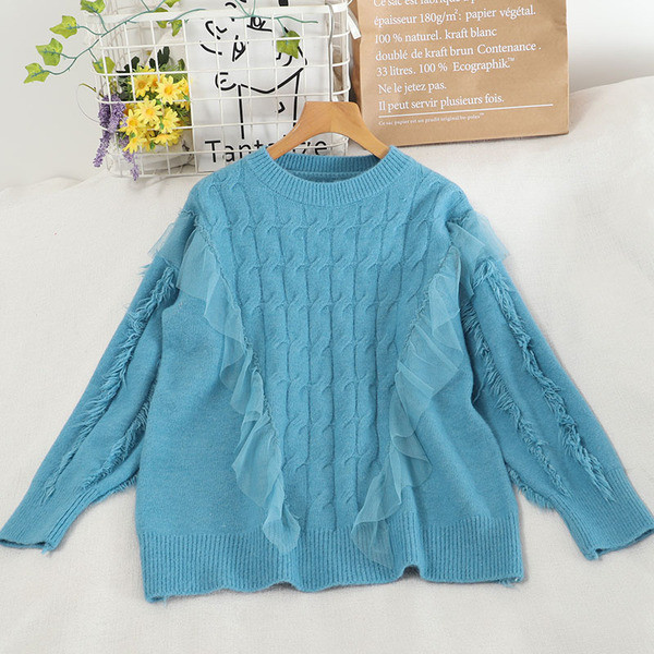 Μοντέρνο γυναικείο πουλόβερ με οβάλ ντεκολτέ και τούλι