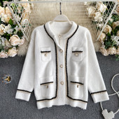 Naiste pärlite ja taskutega sulevest