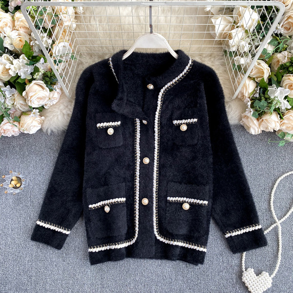 Naiste pärlite ja taskutega sulevest