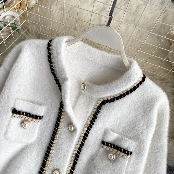 Naiste pärlite ja taskutega sulevest