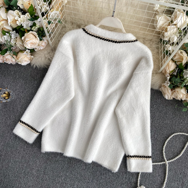 Naiste pärlite ja taskutega sulevest