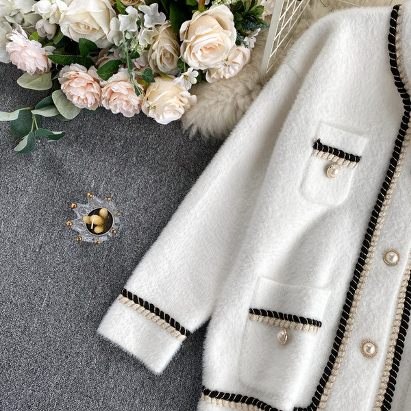 Naiste pärlite ja taskutega sulevest