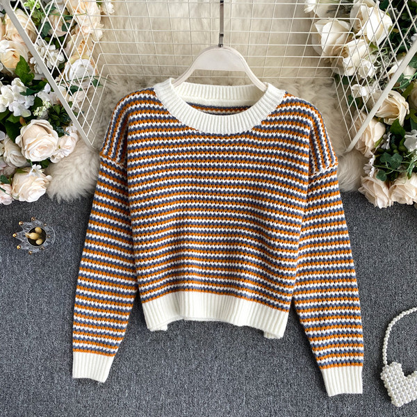 Πλεκτό γυναικείο πουλόβερ με οβάλ ντεκολτέ