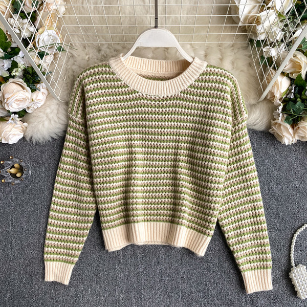 Πλεκτό γυναικείο πουλόβερ με οβάλ ντεκολτέ