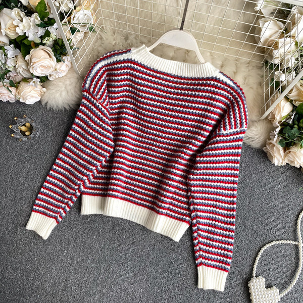 Πλεκτό γυναικείο πουλόβερ με οβάλ ντεκολτέ