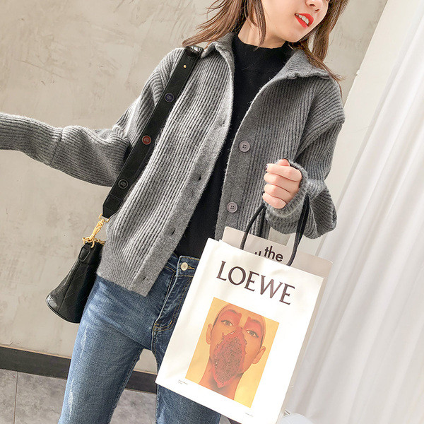 Κοντή γυναικεία ζακέτα με κουμπιά