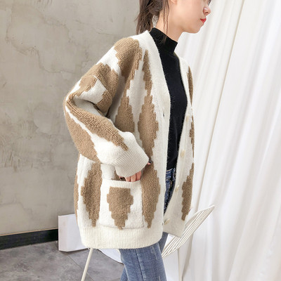 Μοντέρνα γυναικεία ζακέτα με κουμπιά