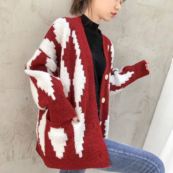 Μοντέρνα γυναικεία ζακέτα με κουμπιά