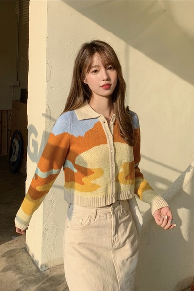 Κοντή γυναικεία ζακέτα μοντέρνα με ντεκολτέ