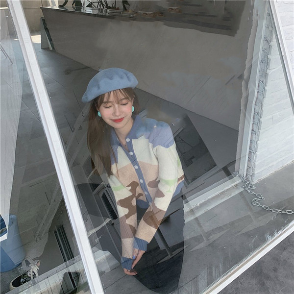 Praegune spits-kaelusega naiste lühike kardigan