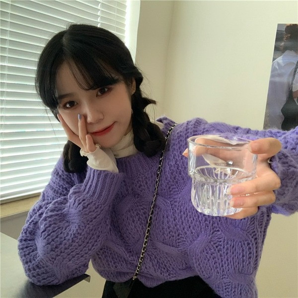 Μοντέρνο γυναικείο πουλόβερ με οβάλ ντεκολτέ