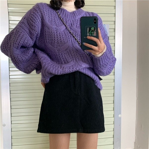 Μοντέρνο γυναικείο πουλόβερ με οβάλ ντεκολτέ