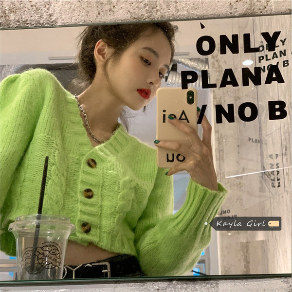 Κομψή γυναικεία κοντομάνικη ζακέτα με ντεκολτέ