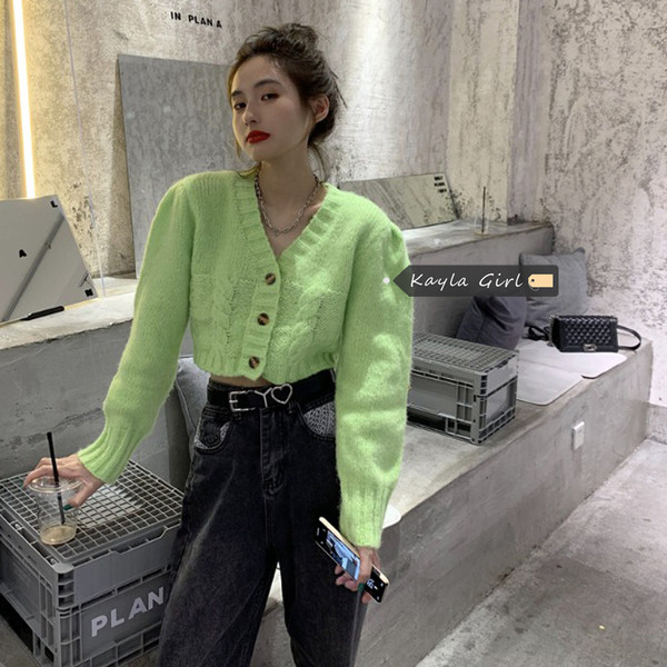 Κομψή γυναικεία κοντομάνικη ζακέτα με ντεκολτέ