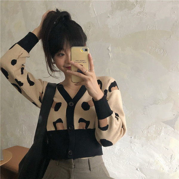 Κοντή γυναικεία ζακέτα με άνιμαλ πριντ