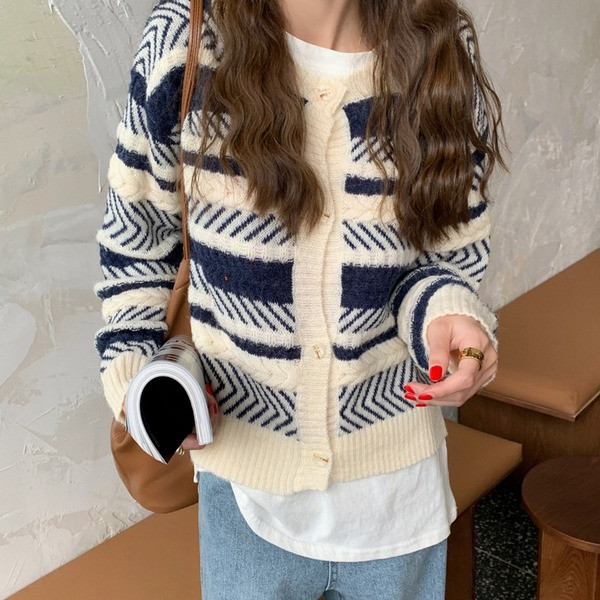 Vabaaja naiste vest ovaalse kaelusega