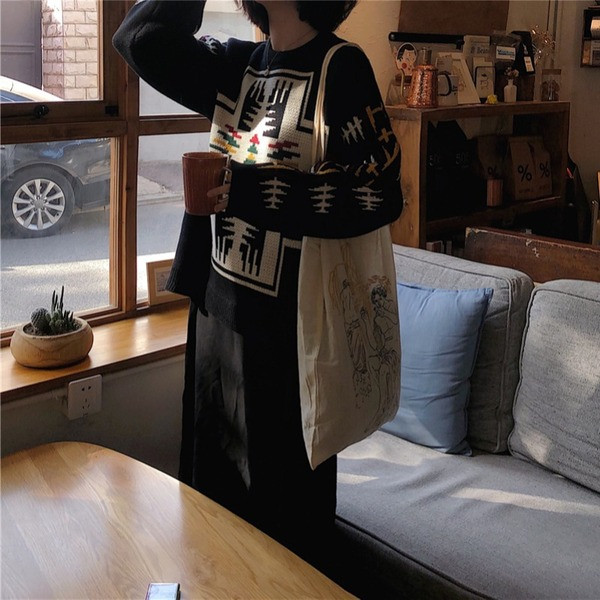 Γυναικείο φαρδύ πουλόβερ με οβάλ λαιμόκοψη